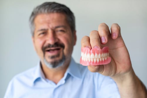 Dentaduras postizas en Butler, PA | Dentadura postiza sobre implantes | Brockley Dental Center